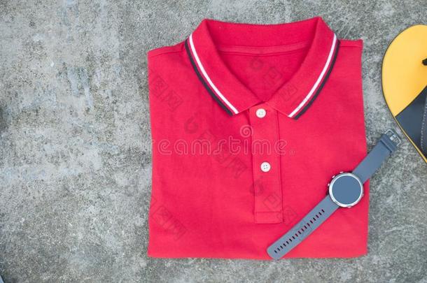 红色的马球衬衫和聪明的注视