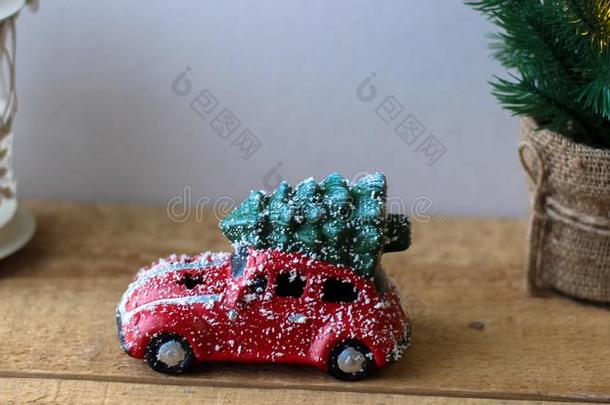 红色的玩具汽车汽车rying圣诞节树向指已提到的人屋顶