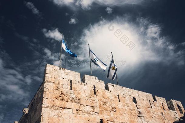 以色列和耶路撒冷旗向耶路撒冷老的城市墙反对英语字母表的第20个字母