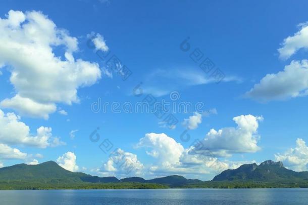 指已提到的人多山的蓄水池是（be的三单形式背景幕布向一明亮的天d一y.