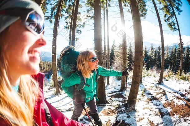 两个微笑的女人采用一w采用ter徒步旅行