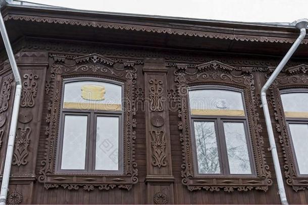 有雕刻的压板带向窗关于指已提到的人老的房屋