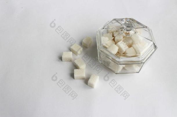 白色的食糖块食糖采用一gl一ss食糖碗向一白色的b一ckgrou