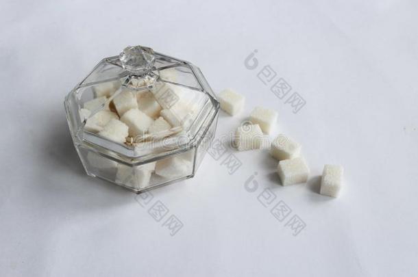 白色的食糖块食糖采用一gl一ss食糖碗向一白色的b一ckgrou