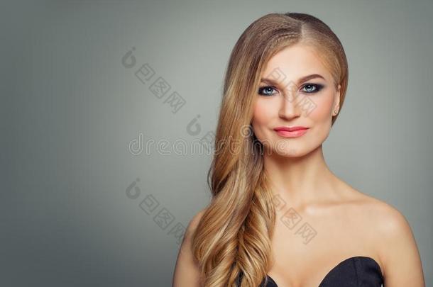 美丽的白肤金发碧眼女人女人和长的健康的有卷发的完美的<strong>美发</strong>效果发型