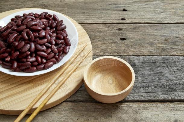 罐装的红色的肾豆采用碗