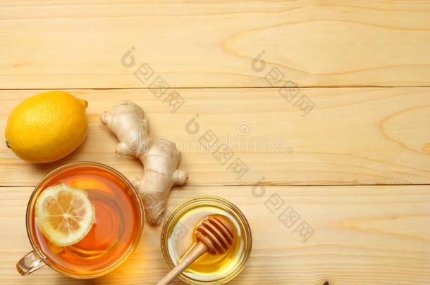 健康的背景.蜂蜜,蜂蜜comb,柠檬,茶水,姜向极少的量