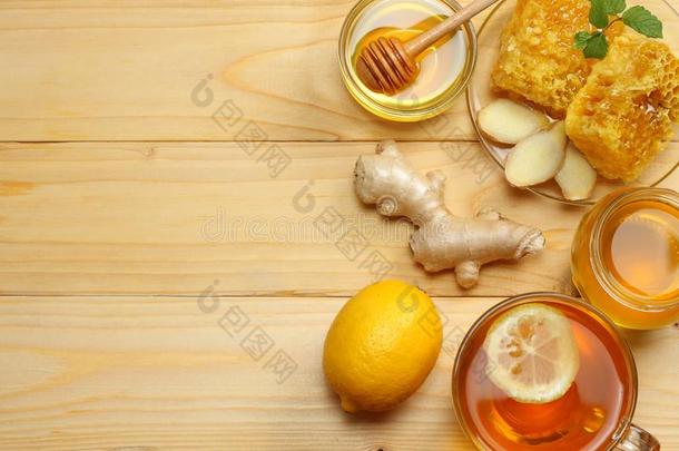 健康的背景.蜂蜜,蜂蜜comb,柠檬,茶水,姜向上杉达也