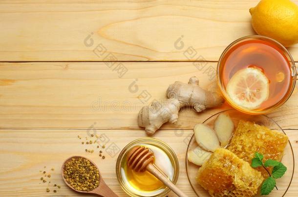 健康的背景.蜂蜜,蜂蜜comb,柠檬,茶水,姜向上杉达也