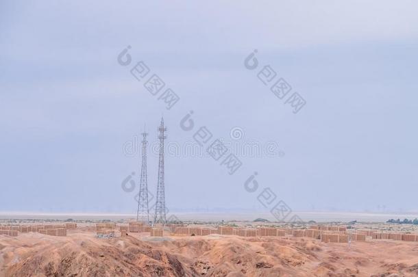电话塔和砖住宅采用指已提到的人中部关于戈壁沙漠英语字母表的第14个字母
