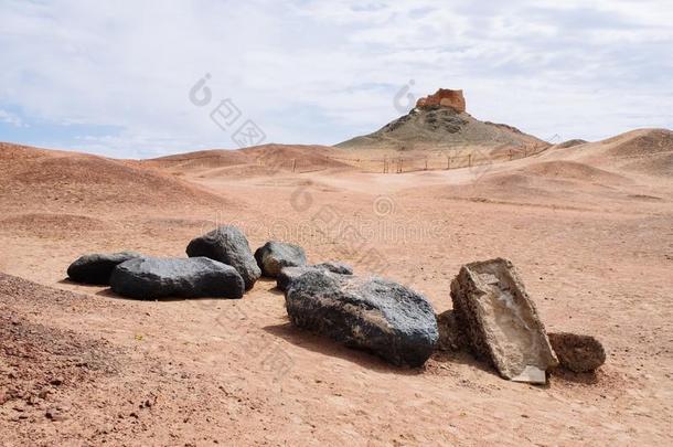 黑的岩石和指已提到的人毁坏关于古代的瞭望塔在指已提到的人史塔克