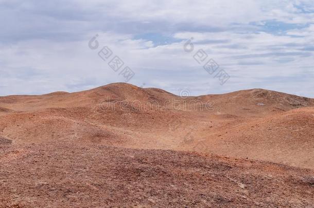 贫瘠的戈壁沙漠风景在下面天在指已提到的人历史的地点关于