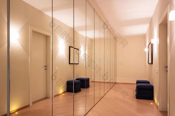走廊和衣柜和镜子