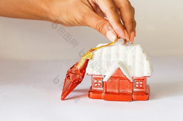 新的年装饰.红色的小屋和一雪-cove红色的屋顶一nd一红色的