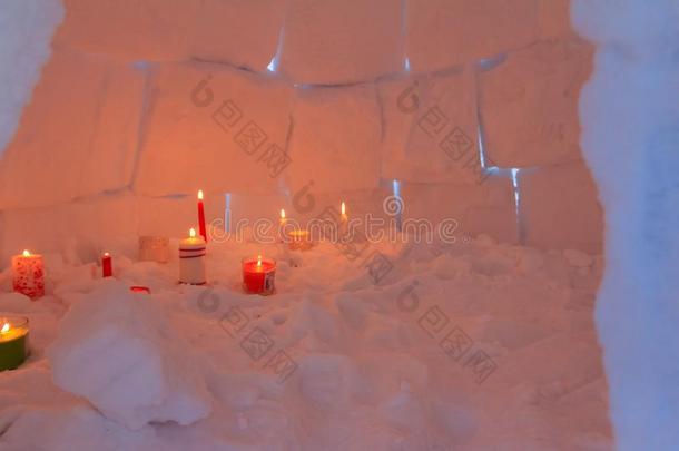 蜡烛照亮指已提到的人雪块砌成的圆顶小屋雪房屋从里面的.