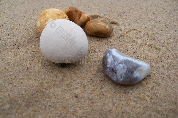 鹅卵石向沙滩和脚印