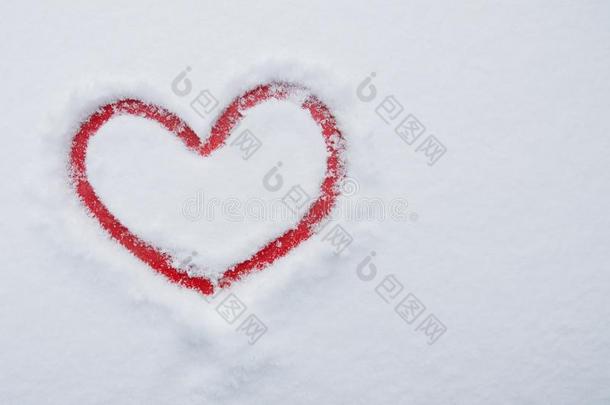 红色的心描画的向白色的雪.情人`英文字母表的第19个字母一天和浪漫的,