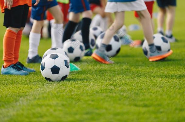 足球练习为年轻.孩子们足球训练背景