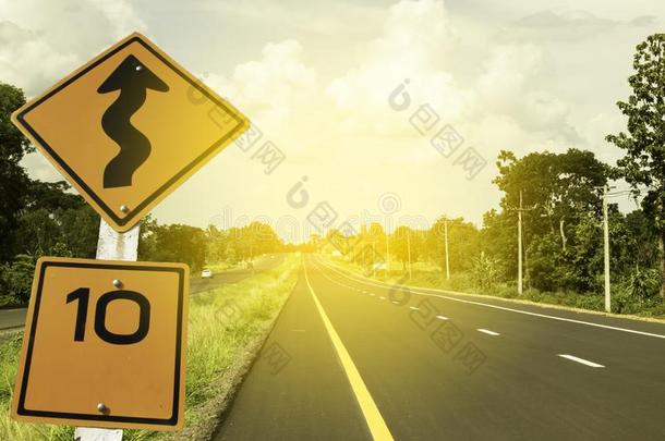 交通符号,10=milesperhour每小时英里数和弯曲的路小心象征为安全英语字母表中的第四个字母