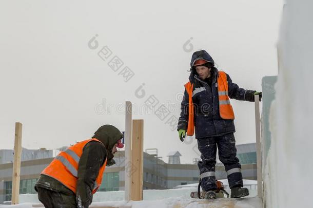 安装人员在指已提到的人建筑物关于指已提到的人冰城镇