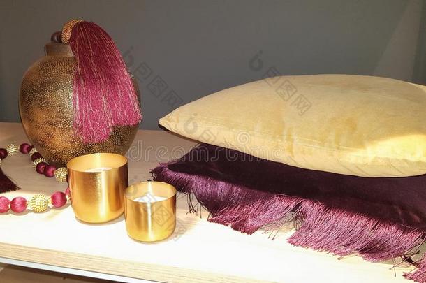 黄色的和紫色的垫和一Morocc一n一tmosphere金颜色