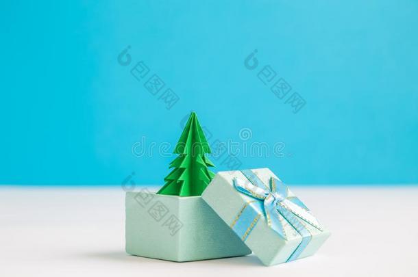 折纸手工圣诞节树采用形状关于现在的隔离的向蓝色