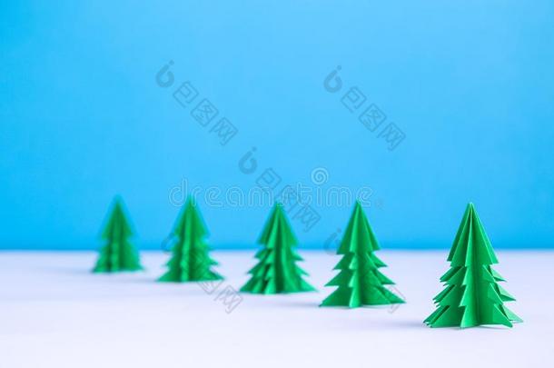 <strong>折纸</strong>手工圣诞节树反对<strong>蓝色</strong>背景冬抽象的