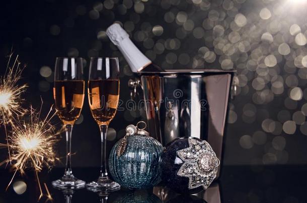 两个眼镜和香槟酒,瓶子和圣诞节装饰