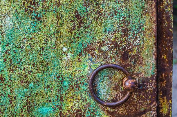 圆形的铁器棕色的门球形把手向指已提到的人绿色的破旧的墙