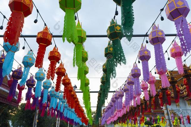 非常关于灯笼是装饰里面的泰国或高棉的佛教寺或僧院替身,指已提到的人