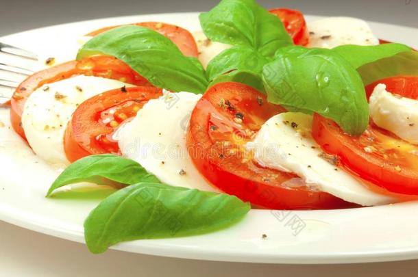 盘子关于健康的典型的美味的红白<strong>小碟</strong>沙拉和成熟的tomato番茄