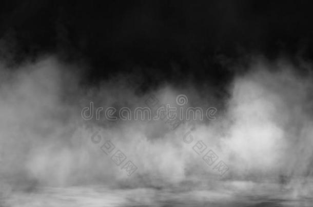 烟向地面.隔离的黑的背景.多雾的雾影响全音节的第七音