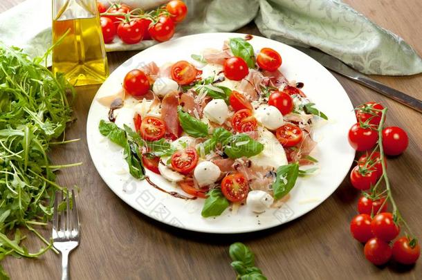 盘子关于健康的典型的美<strong>味</strong>的红白小<strong>碟</strong>沙拉和成熟的tomato番茄