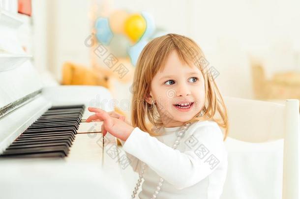 幸福的小孩演奏<strong>钢琴</strong>在现代的班.小的女孩在人名