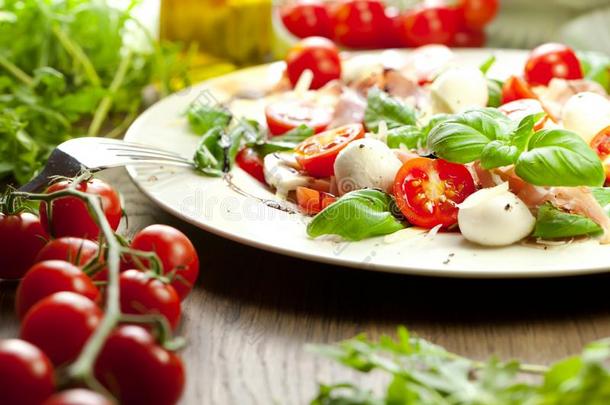 盘子关于健康的典型的美味的红白小碟沙拉和成熟的tomato番茄