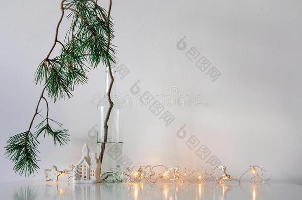 斯堪的纳维亚的圣诞节布置.松树树枝,花环和一cer一m
