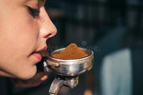 享有咖啡豆芳香和芳香.女人鄙视地说指已提到的人嗅觉关于France法国