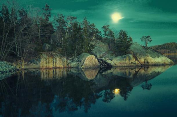 夜镇定的自然.风景优美的风景和美丽的月亮采用天一