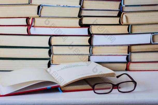 书,教科书和眼镜采用图书馆,垛痔关于文学
