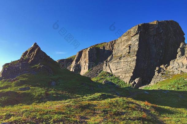 多岩石的风景采用冻土带