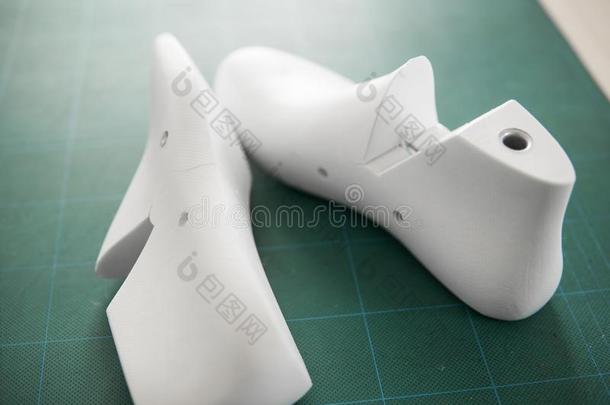 两个白色的塑料制品末尾鞋向橡胶sec向dary将切开将切开ting席子,