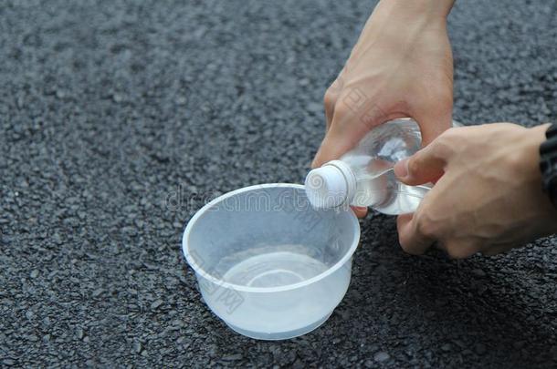 传布水从瓶子进入中杯子为共享好的