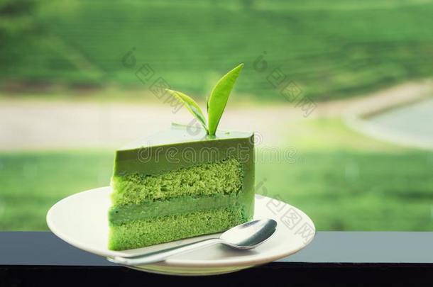 关在上面关于新鲜的绿色的茶水蛋糕向白色的盘子和茶水<strong>芭蕉</strong>