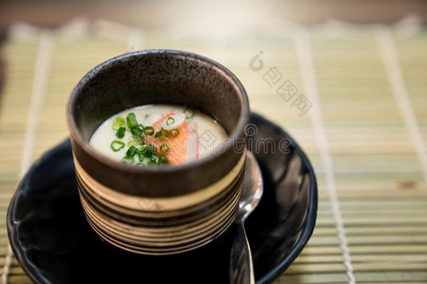日式蒸蛋,蒸熟的鸡蛋蛋奶糊,日本人食物采用日本人休息