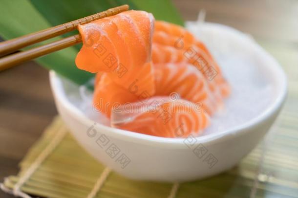 筷子和鲑<strong>鱼生鱼</strong>片和鲑<strong>鱼生鱼</strong>片向冰采用机智