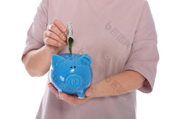 成熟的女人放置钱进入中小猪银行