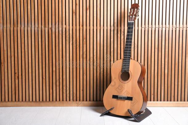 台和古典的吉他在近处木制的墙.