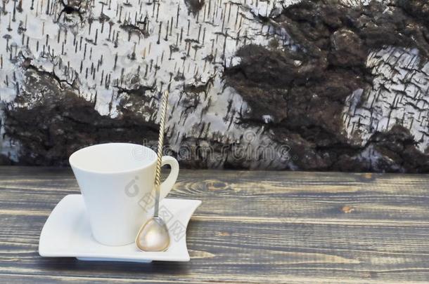 咖啡豆瓷杯子和茶杯托关于白色的颜色和银勺