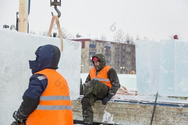 安装人员在指已提到的人建筑物关于指已提到的人冰城镇