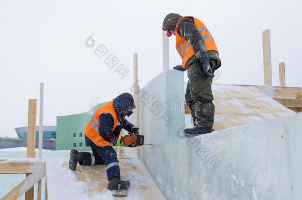 安装人员在指已提到的人建筑物关于指已提到的人冰城镇